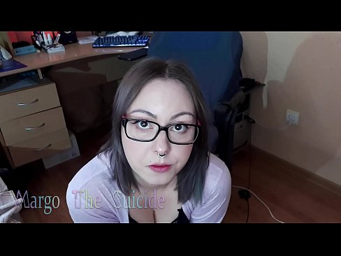 ❤️ 性感的眼镜女孩在镜头前深深地吸吮假阳具 ️ Sex video❌️❤